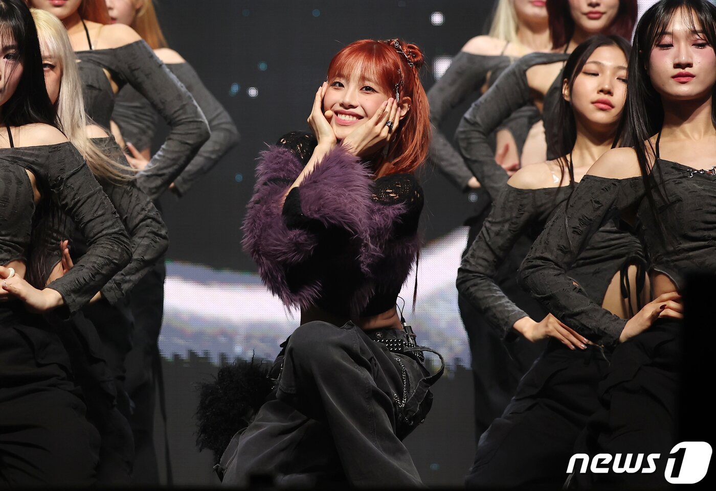본문 이미지 - 가수 츄(CHUU)가 18일 오후 서울 광진구 광장동 예스24라이브홀에서 열린 첫 번째 미니 앨범 ‘Howl’ 발매 기념 쇼케이스에서 열정적인 무대를 펼치고 있다. 2023.10.18/뉴스1 ⓒ News1 김진환 기자
