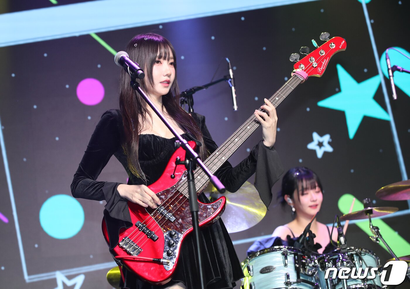 본문 이미지 - ‘김계란 걸밴드’ QWER(큐더블유이알) 마젠타가 18일 오후 서울 서교동 무신사 개러지에서 가진 데뷔 싱글 1집 '하모니 프롬 디스코드(Harmony from Discord)' 쇼케이스에서 타이틀곡 ‘Discord’(디스코드)를 연주하고 있다. 2023.10.18/뉴스1 ⓒ News1 권현진 기자