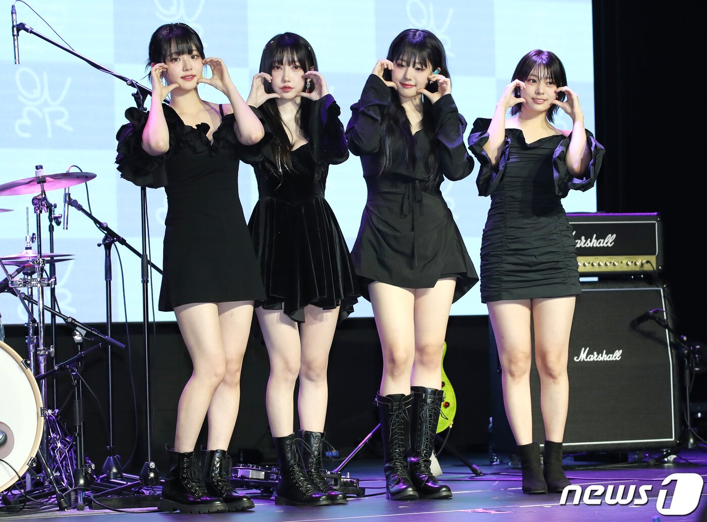 본문 이미지 - '김계란 걸밴드’ QWER(큐더블유이알) 쵸단(왼쪽부터)과 마젠타, 히나, 시연이 18일 오후 서울 서교동 무신사 개러지에서 가진 데뷔 싱글 1집 '하모니 프롬 디스코드(Harmony from Discord)' 쇼케이스에서 포즈를 취하고 있다. 2023.10.18/뉴스1 ⓒ News1 권현진 기자