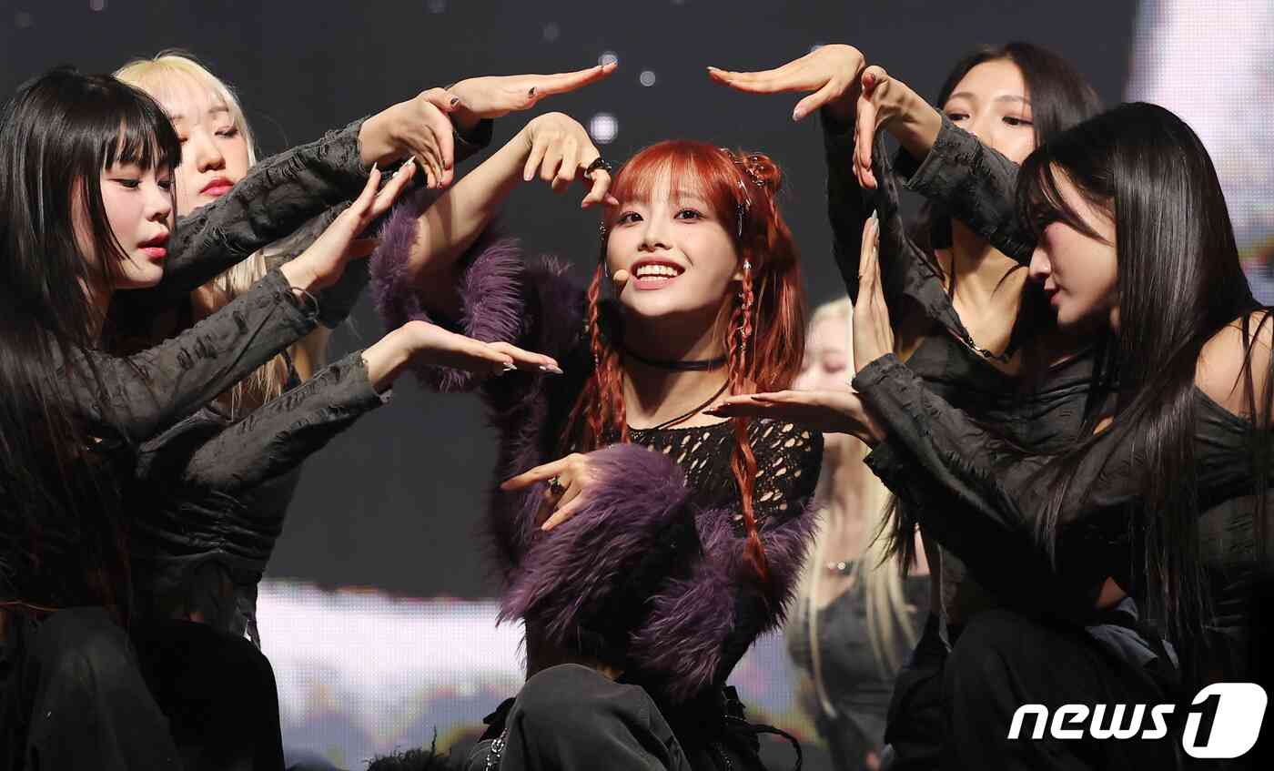 가수 츄(CHUU)가 18일 오후 서울 광진구 광장동 예스24라이브홀에서 열린 첫 번째 미니 앨범 ‘Howl’ 발매 기념 쇼케이스에서 열정적인 무대를 펼치고 있다. 2023.10.18/뉴스1 © News1 김진환 기자
