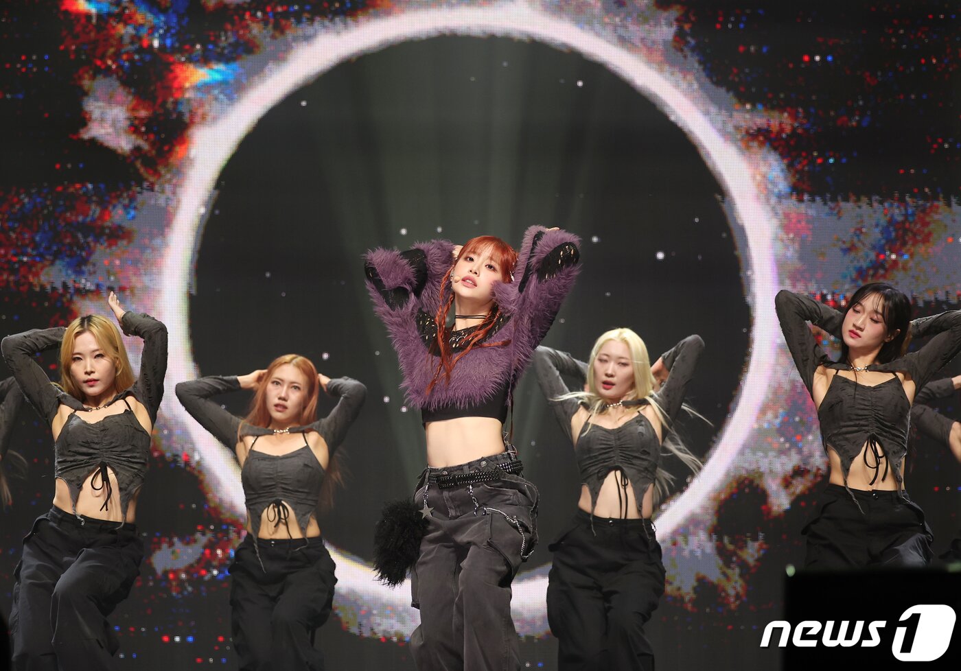 본문 이미지 - 가수 츄(CHUU)가 18일 오후 서울 광진구 광장동 예스24라이브홀에서 열린 첫 번째 미니 앨범 ‘Howl’ 발매 기념 쇼케이스에서 열정적인 무대를 펼치고 있다. 2023.10.18/뉴스1 ⓒ News1 김진환 기자