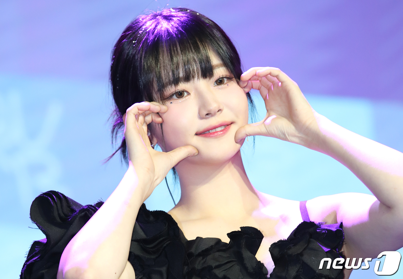 (서울=뉴스1) 권현진 기자 = '김계란 걸밴드’ QWER(큐더블유이알) 쵸단이 18일 오후 서울 서교동 무신사 개러지에서 가진 데뷔 싱글 1집 '하모니 프롬 디스코드(Harmon …