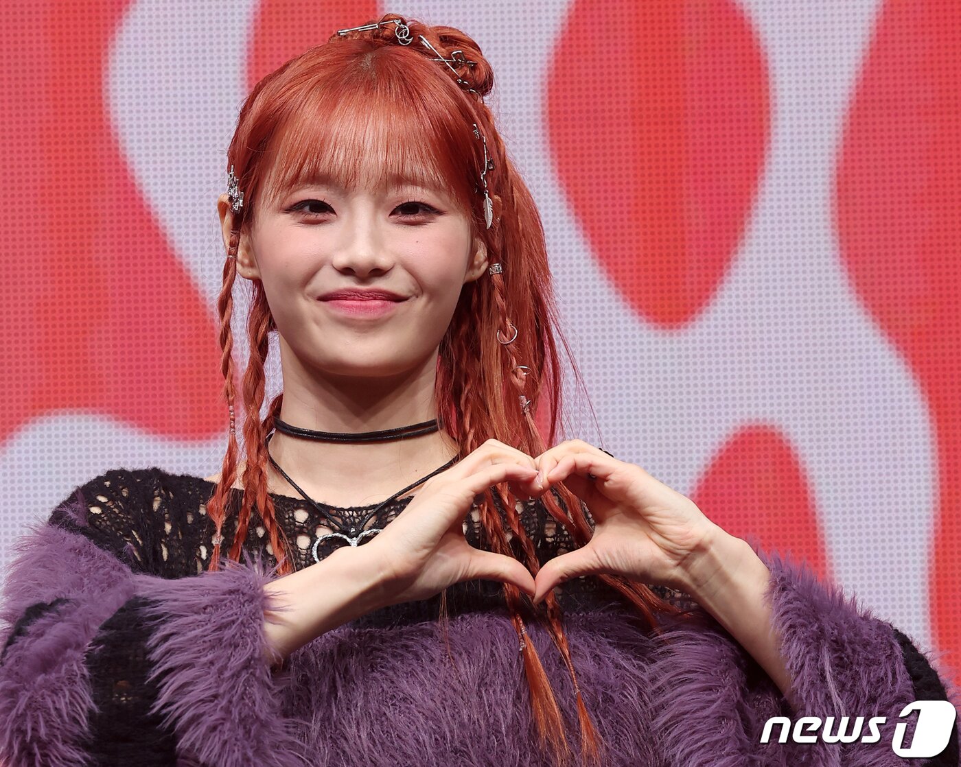 본문 이미지 - 가수 츄(CHUU)가 18일 오후 서울 광진구 광장동 예스24라이브홀에서 열린 첫 번째 미니 앨범 ‘Howl’ 발매 기념 쇼케이스에서 포즈를 취하고 있다. 2023.10.18/뉴스1 ⓒ News1 김진환 기자