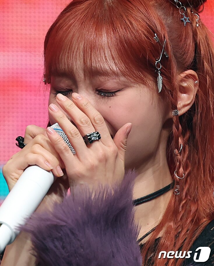 본문 이미지 - 가수 츄(CHUU)가 18일 오후 서울 광진구 광장동 예스24라이브홀에서 열린 첫 번째 미니 앨범 ‘Howl’ 발매 기념 쇼케이스에서 취재진 질문에 답변 중 눈물을 흘리고 있다. 2023.10.18/뉴스1 ⓒ News1 김진환 기자