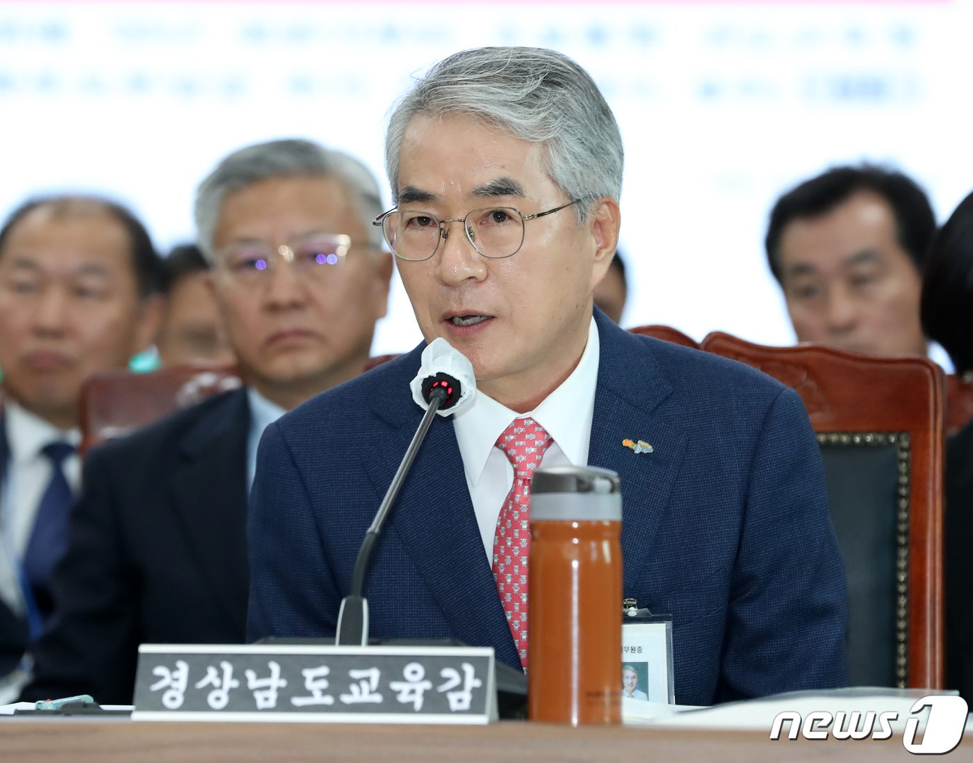 (부산=뉴스1) 윤일지 기자 = 박종훈 경남교육감이 18일 오후 부산 부산진구 부산교육청에서 열린 국회 교육위원회의 부산·울산·경남교육청에 대한 국정감사에서 의원 질의에 답하고 있 …