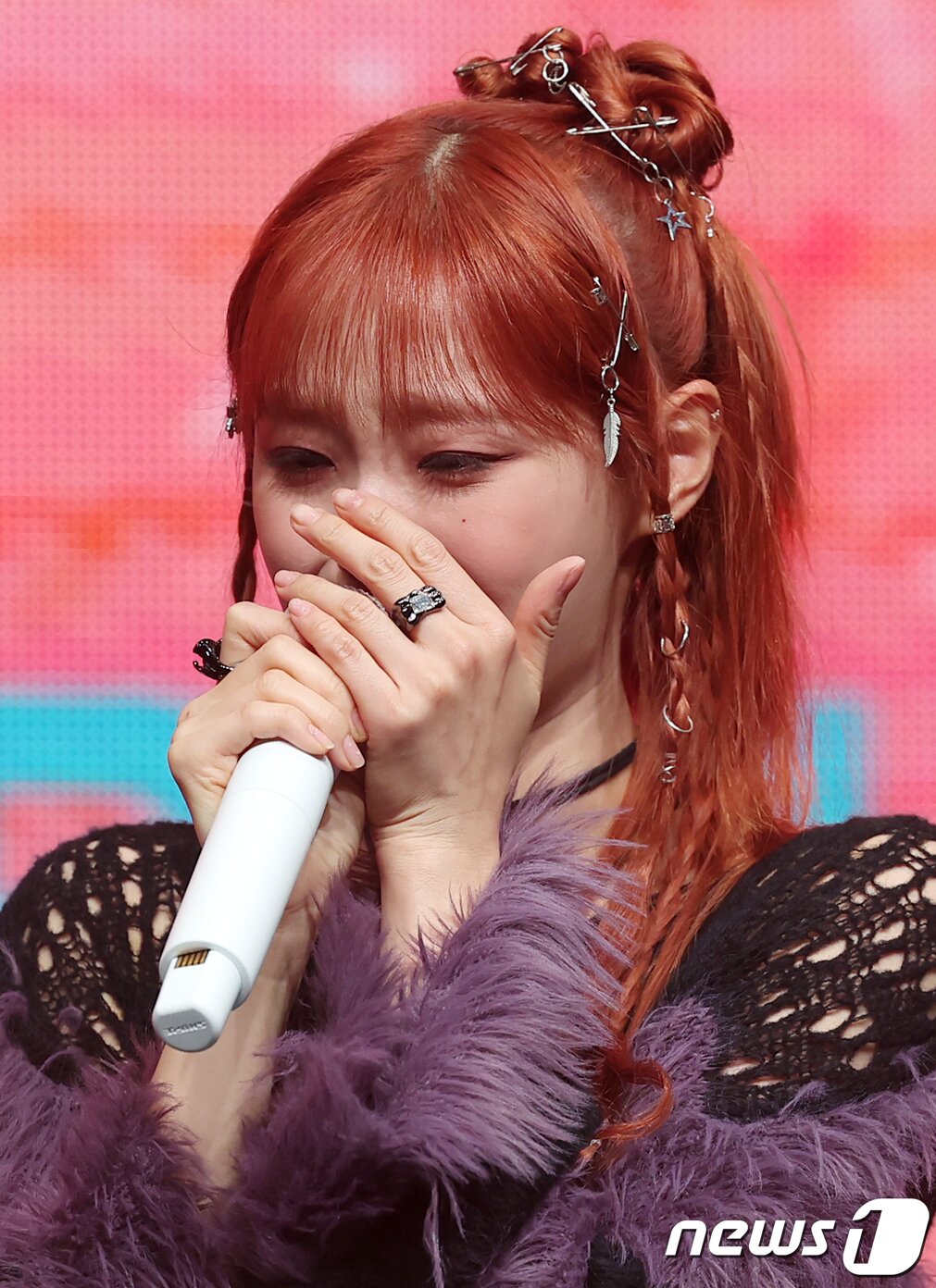 본문 이미지 - 가수 츄(CHUU)가 18일 오후 서울 광진구 광장동 예스24라이브홀에서 열린 첫 번째 미니 앨범 ‘Howl’ 발매 기념 쇼케이스에서 취재진 질문에 답변 중 눈물을 흘리고 있다. 2023.10.18/뉴스1 ⓒ News1 김진환 기자
