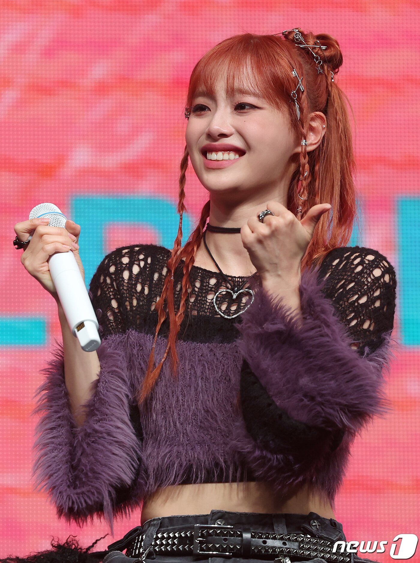본문 이미지 - 가수 츄(CHUU)가 18일 오후 서울 광진구 광장동 예스24라이브홀에서 열린 첫 번째 미니 앨범 ‘Howl’ 발매 기념 쇼케이스에서 취재진 질문에 답변 중 미소를 짓고 있다. 2023.10.18/뉴스1 ⓒ News1 김진환 기자
