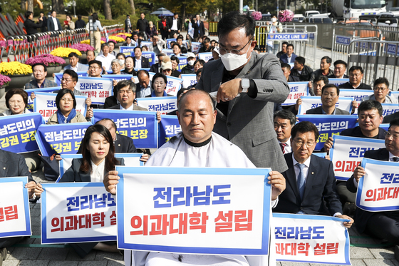 법정까지 간 '전남의대 갈등'…동서 갈린 민심에 민주당도 '난감'