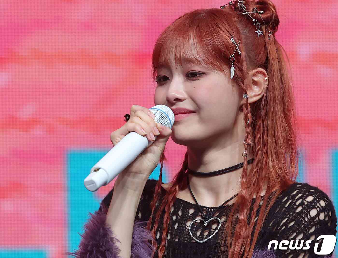 가수 츄(CHUU)가 18일 오후 서울 광진구 광장동 예스24라이브홀에서 열린 첫 번째 미니 앨범 ‘Howl’ 발매 기념 쇼케이스에서 취재진 질문에 답변 중 울먹거리고 있다. 2023.10.18/뉴스1 © News1 김진환 기자