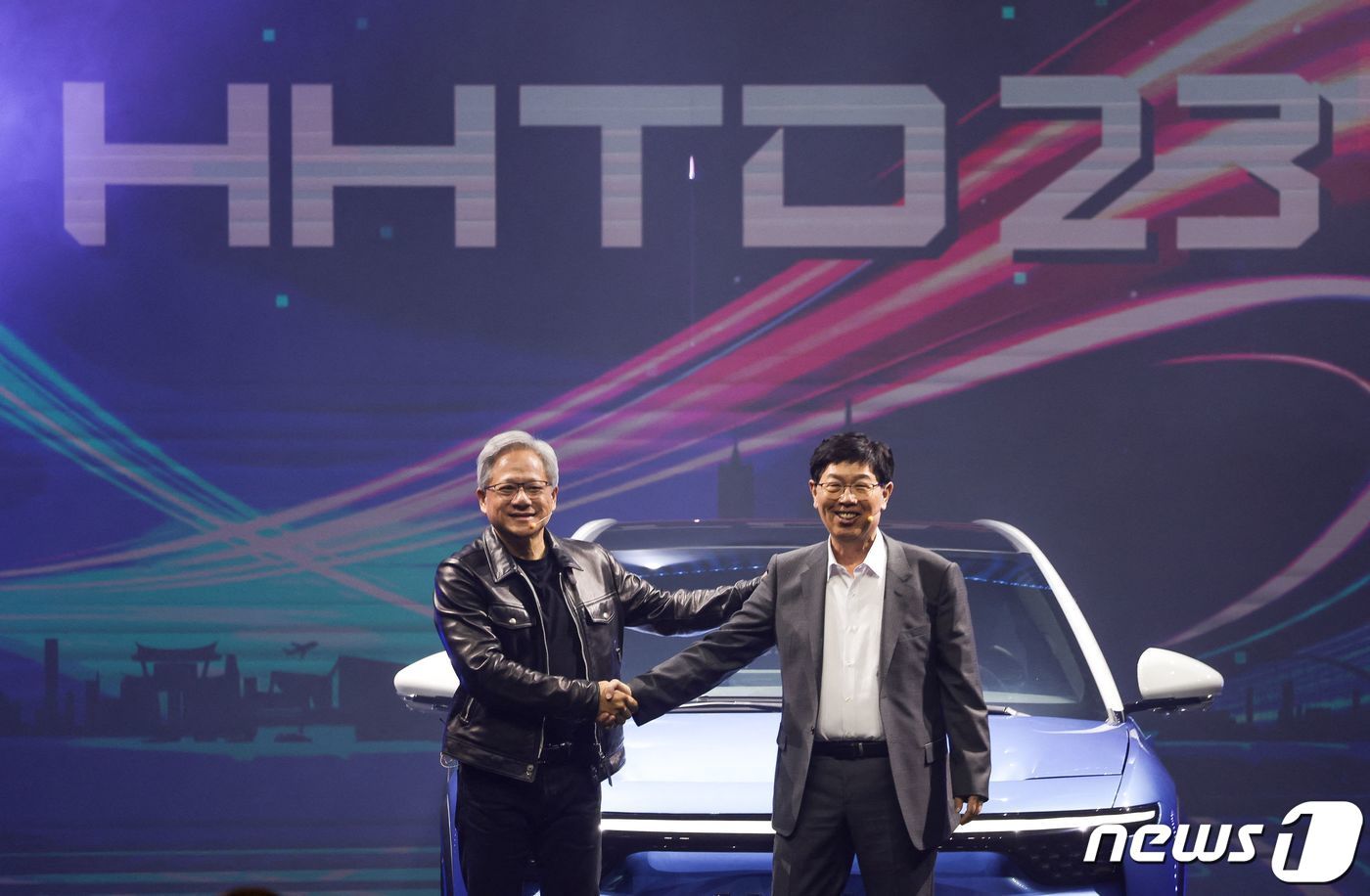 본문 이미지 - 젠슨 황 엔비디아 CEO(왼쪽)와 손 잡은 류양웨이 폭스콘 회장 ⓒ AFP=뉴스1