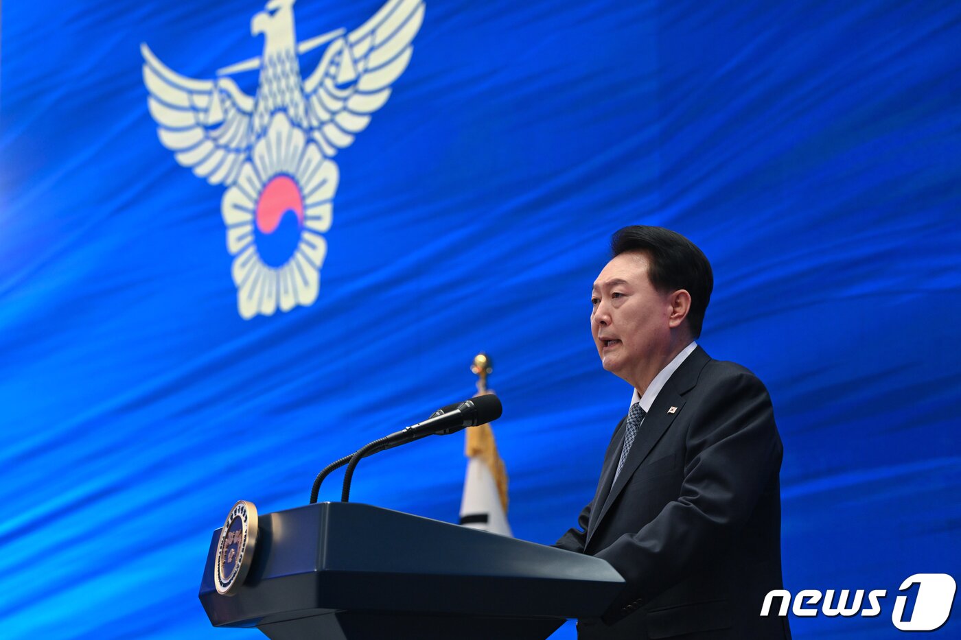 본문 이미지 - 윤석열 대통령이 18일 청와대 영빈관에서 열린 제78주년 경찰의날 기념식에서 축사를 하고 있다. (대통령실 제공) 2023.10.18/뉴스1 ⓒ News1 오대일 기자