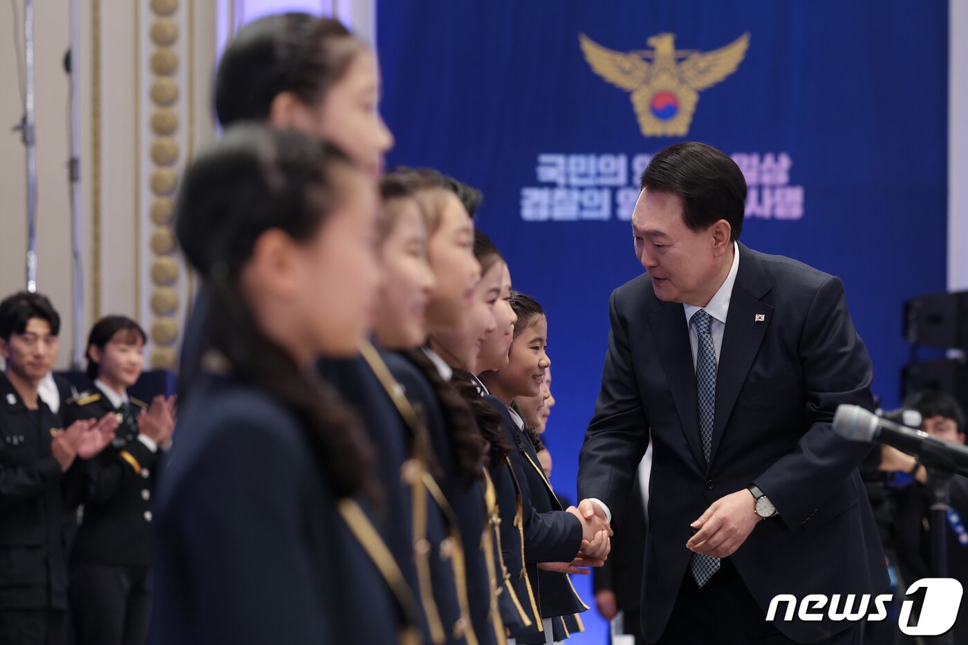 본문 이미지 - 윤석열 대통령이 18일 청와대 영빈관에서 열린 제78주년 경찰의날 기념식에서 어린이 합창단을 격려하고 있다. (대통령실 제공) 2023.10.18/뉴스1 ⓒ News1 오대일 기자