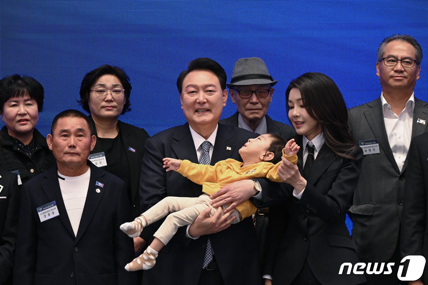 본문 이미지 - 윤석열 대통령과 김건희 여사가 18일 청와대 영빈관에서 열린 제78주년 경찰의날 기념식에서 2020년도 경찰영웅 유재국 경위의 자녀를 안아주며 순직 경찰 유가족들과 기념 촬영을 하고 있다. (대통령실 제공) 2023.10.18/뉴스1 ⓒ News1 오대일 기자