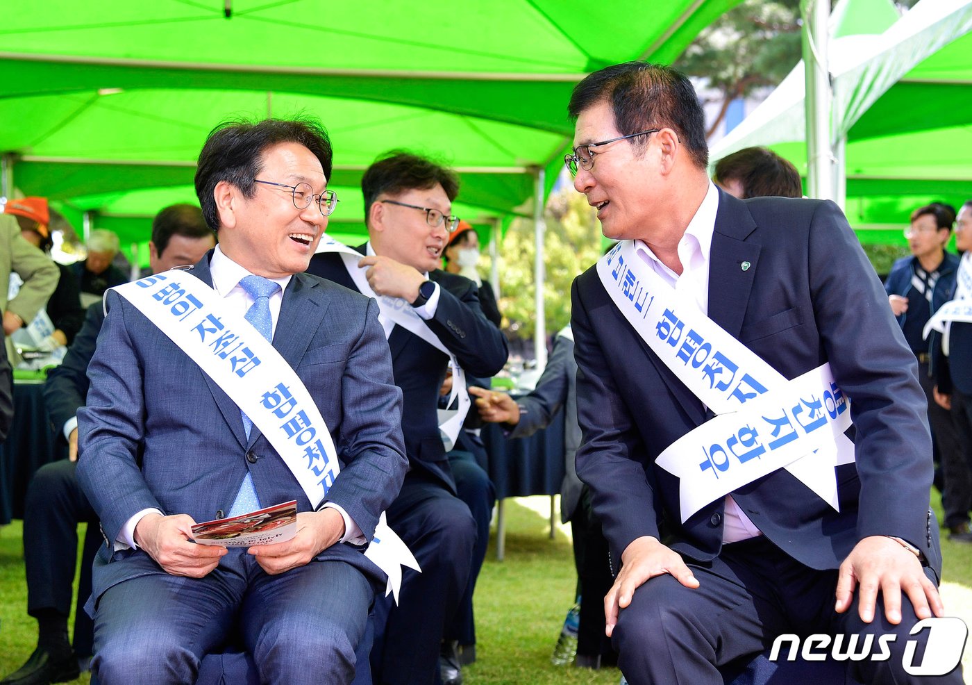본문 이미지 - 강기정 광주시장이 18일 오후 시청 앞 잔디광장에서 열린 '함평천지한우 시식회와 할인판매' 행사에 참석해 이상익 함평군수와 대화를 나누고 있다. (광주시 제공) 2023.10.18/뉴스1 