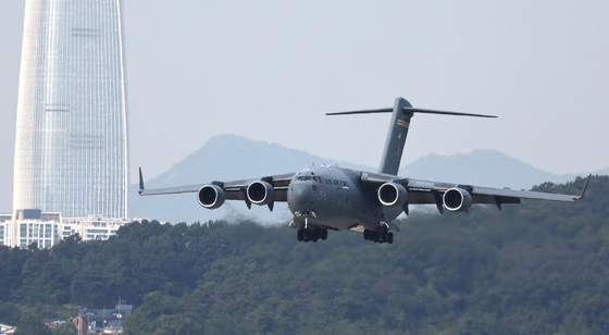 패트리엇 집결한 오산기지서 떠난 美 수송기, 유럽·지중해서 포착