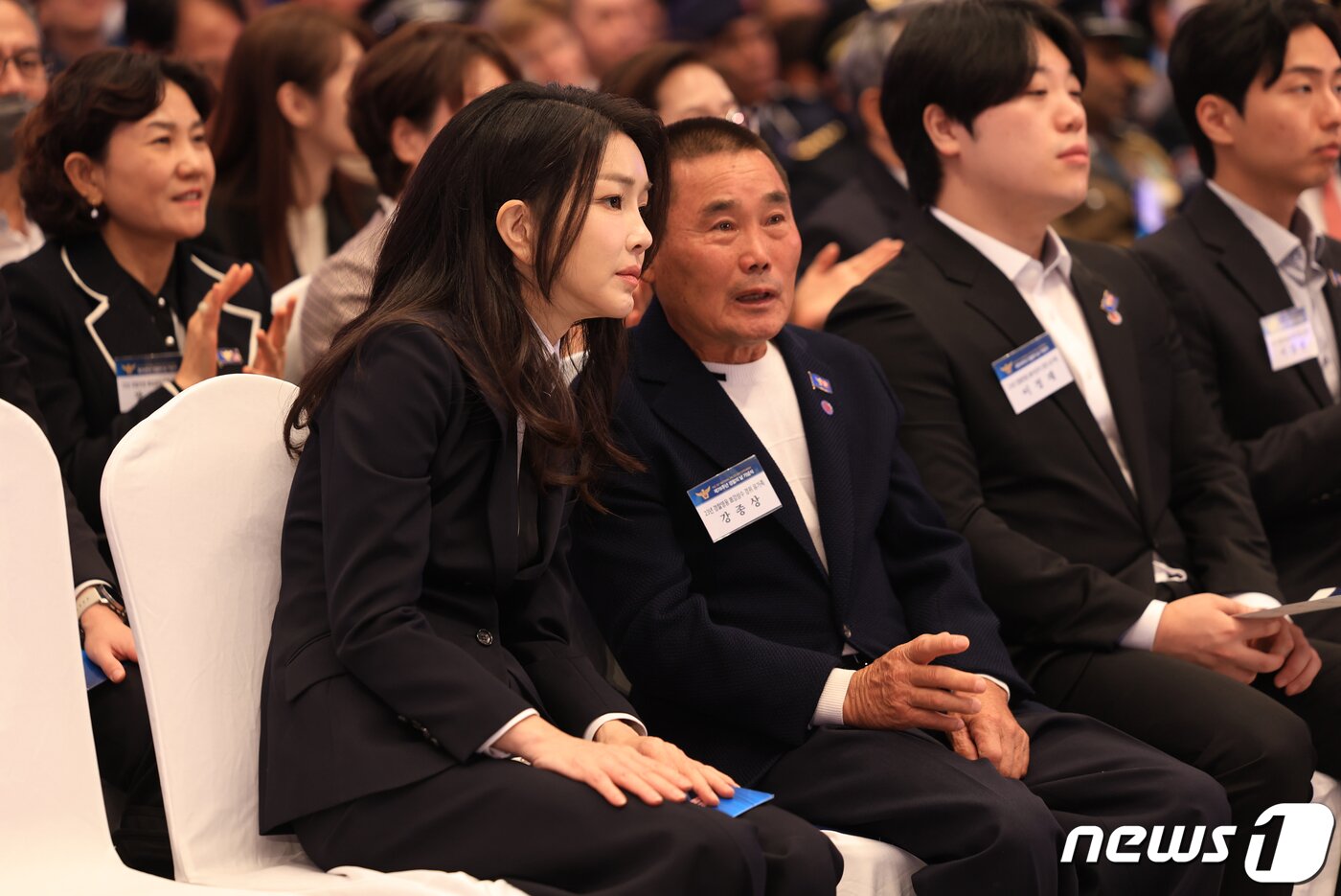 본문 이미지 - 김건희 여사가 18일 청와대 영빈관에서 열린 제78주년 경찰의날 기념식에서 고 강삼수 경위 유가족과 대화하고 있다. (대통령실 제공) 2023.10.18/뉴스1 ⓒ News1 오대일 기자