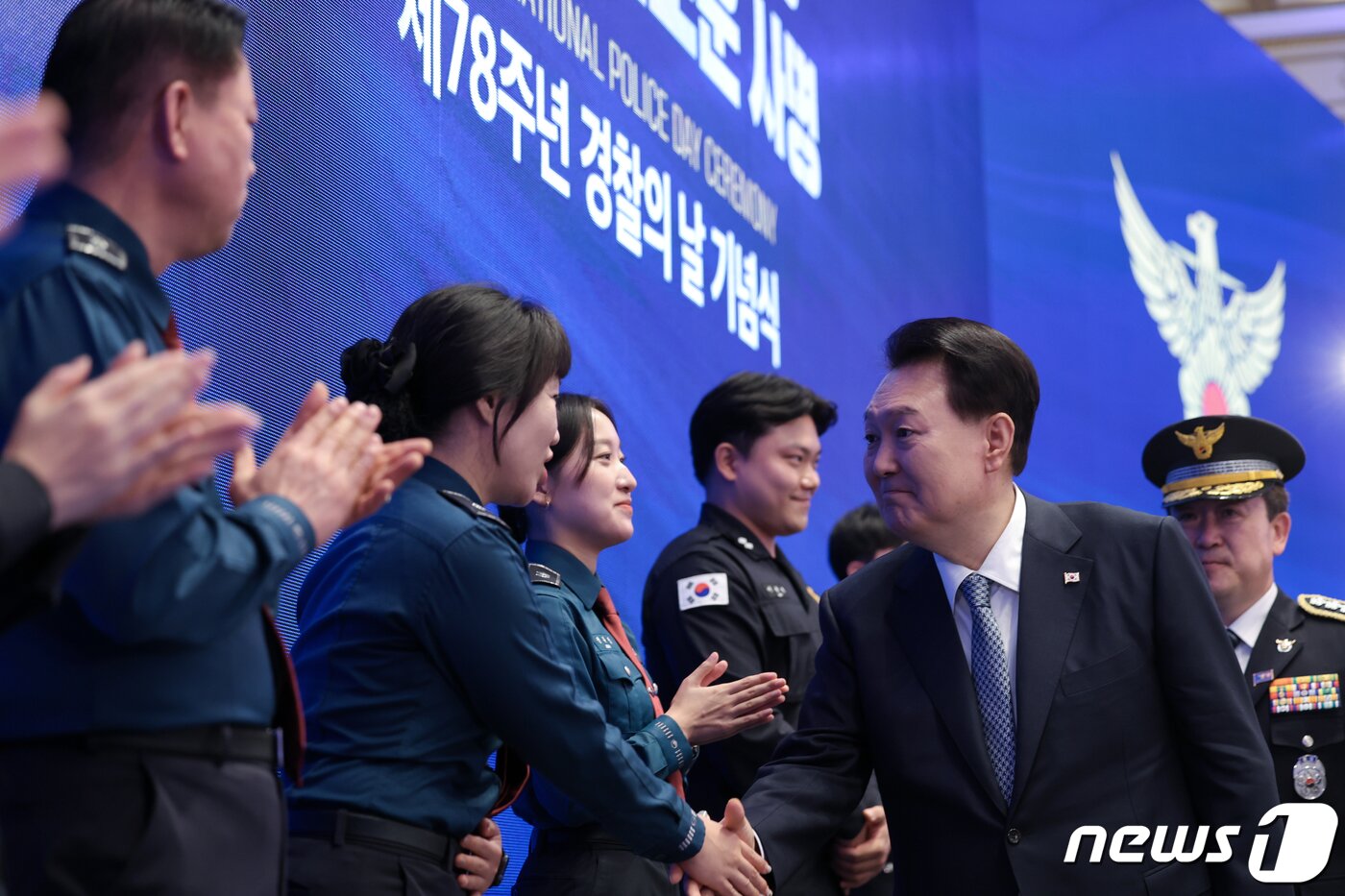 본문 이미지 - 윤석열 대통령 18일 청와대 영빈관에서 열린 제78주년 경찰의날 기념식에서 현장 경찰관들을 격려하고 있다. (대통령실 제공) 2023.10.18/뉴스1 ⓒ News1 오대일 기자