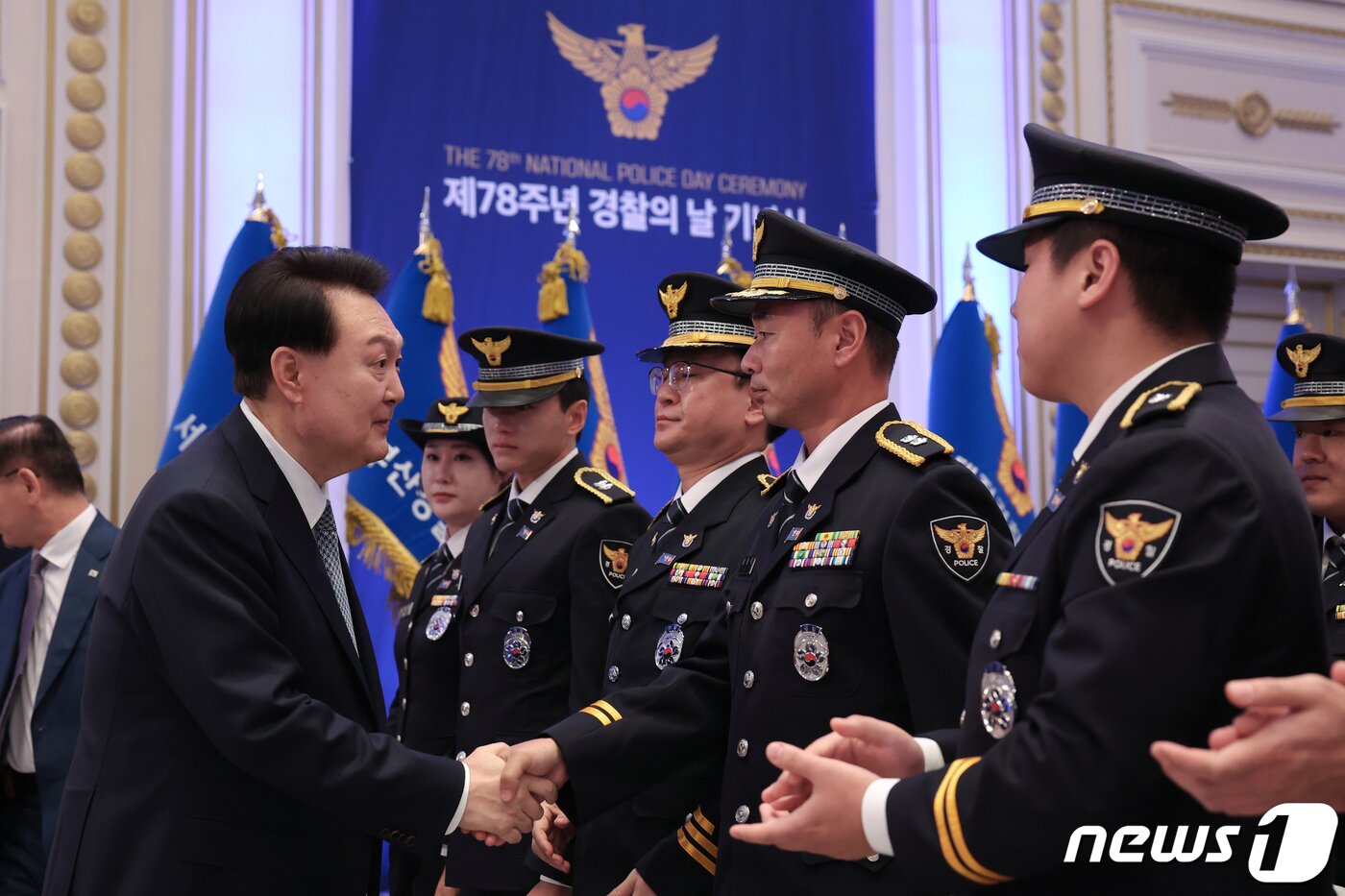 본문 이미지 - 윤석열 대통령이 18일 청와대 영빈관에서 열린 제78주년 경찰의날 기념식에서 참석자들과 악수하고 있다. (대통령실 제공) 2023.10.18/뉴스1 ⓒ News1 오대일 기자