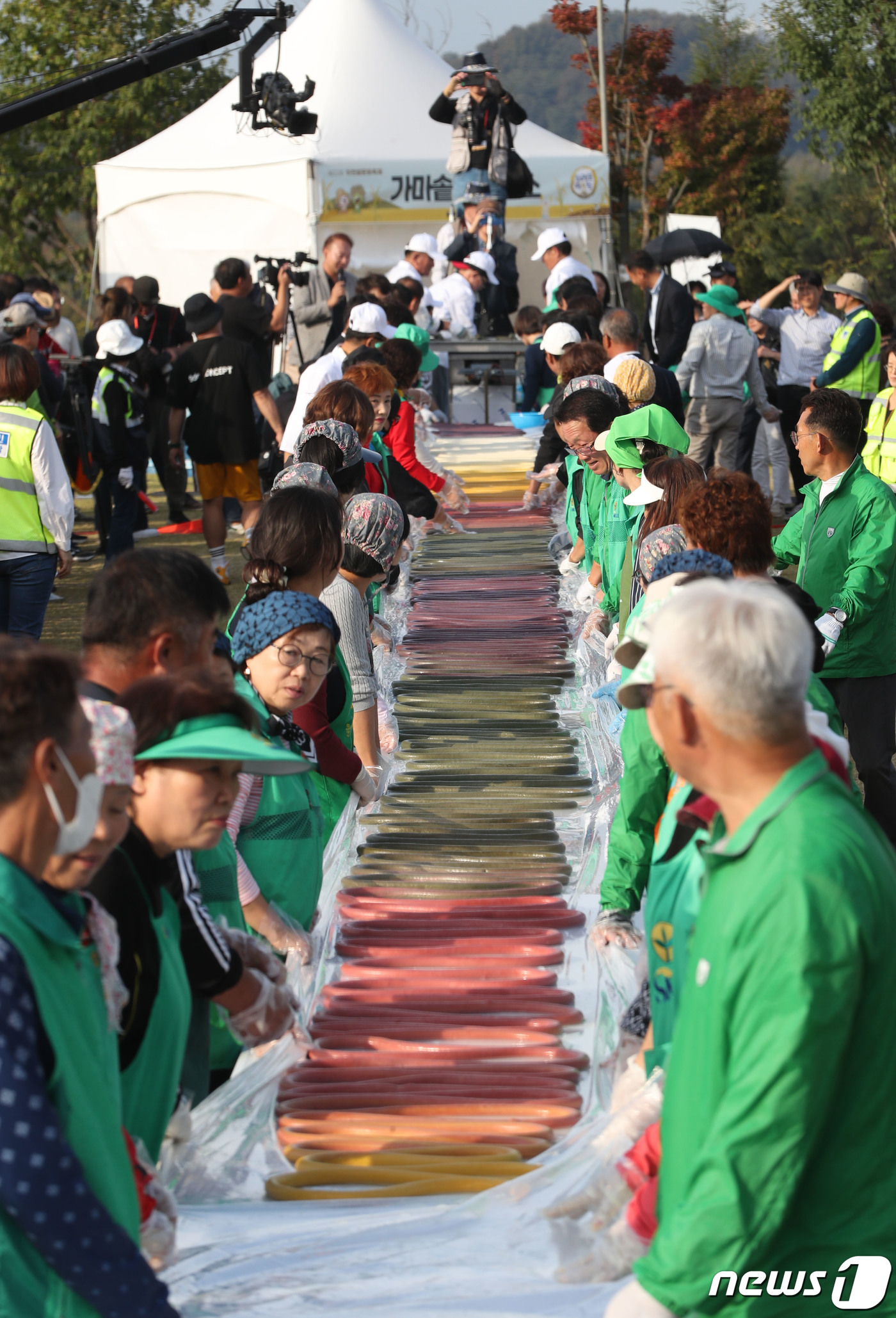 (이천=뉴스1) 김영운 기자 = ‘제22회 이천쌀문화축제’가 개막한 18일 오후 경기 이천시 모가면 이천농업테마공원에서 행사 관계자들이 600m 가래떡을 만들고 있다.‘풍성한 가을 …