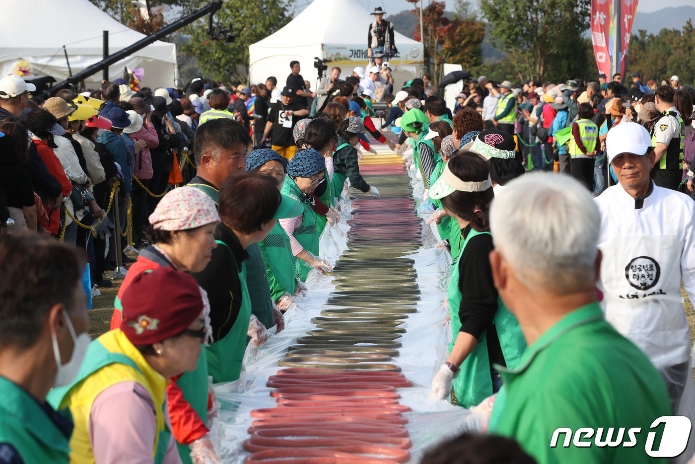 (이천=뉴스1) 김영운 기자 = ‘제22회 이천쌀문화축제’가 개막한 18일 오후 경기 이천시 모가면 이천농업테마공원에서 행사 관계자들이 600m 가래떡을 만들고 있다.‘풍성한 가을 …