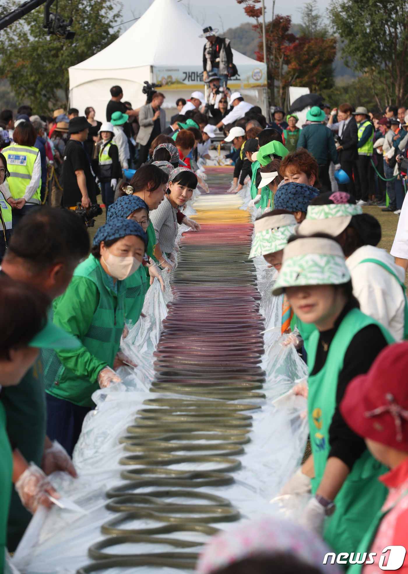 (이천=뉴스1) 김영운 기자 = ‘제22회 이천쌀문화축제’가 개막한 18일 오후 경기 이천시 모가면 이천농업테마공원에서 행사 관계자들이 600m 가래떡을 만들고 있다.‘풍성한 가을 …