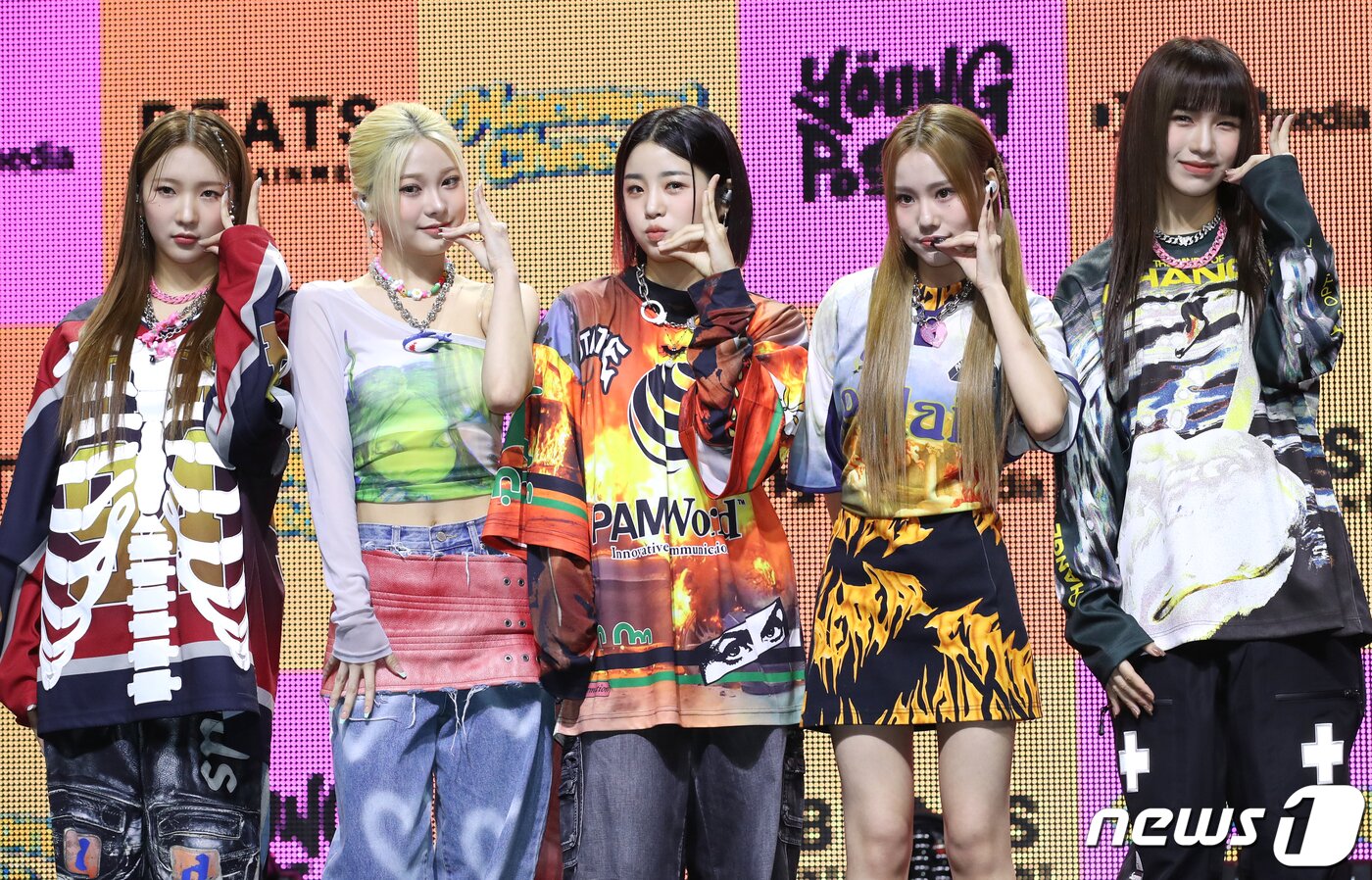 본문 이미지 - 걸그룹 '영파씨(YOUNG POSSE)'의 위연정(왼쪽부터)과 지아나, 정선혜, 한지은, 도은이 18일 서울 마포구 메세나폴리스 신한pLay 스퀘어에서 가진 첫 번째 EP 앨범 '마카로니 치즈(MACARONI CHEESE)'쇼케이스에서 포즈를 취하고 있다. 2023.10.18/뉴스1 ⓒ News1 권현진 기자