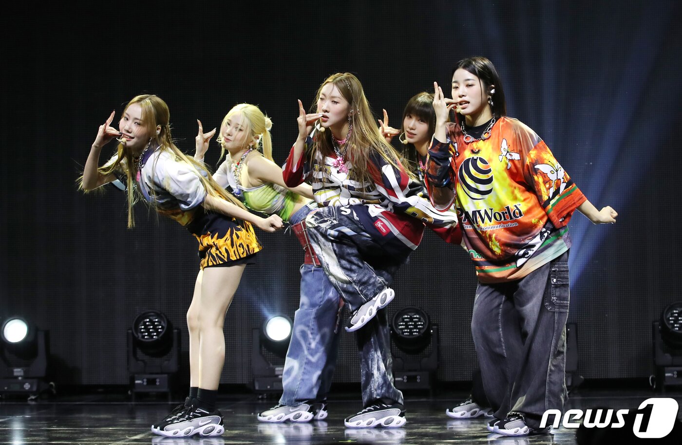 본문 이미지 - 걸그룹 '영파씨(YOUNG POSSE)'가 18일 서울 마포구 메세나폴리스 신한pLay 스퀘어에서 가진 첫 번째 EP 앨범 '마카로니 치즈(MACARONI CHEESE)'쇼케이스에서 신곡을 선보이고 있다. 2023.10.18/뉴스1 ⓒ News1 권현진 기자