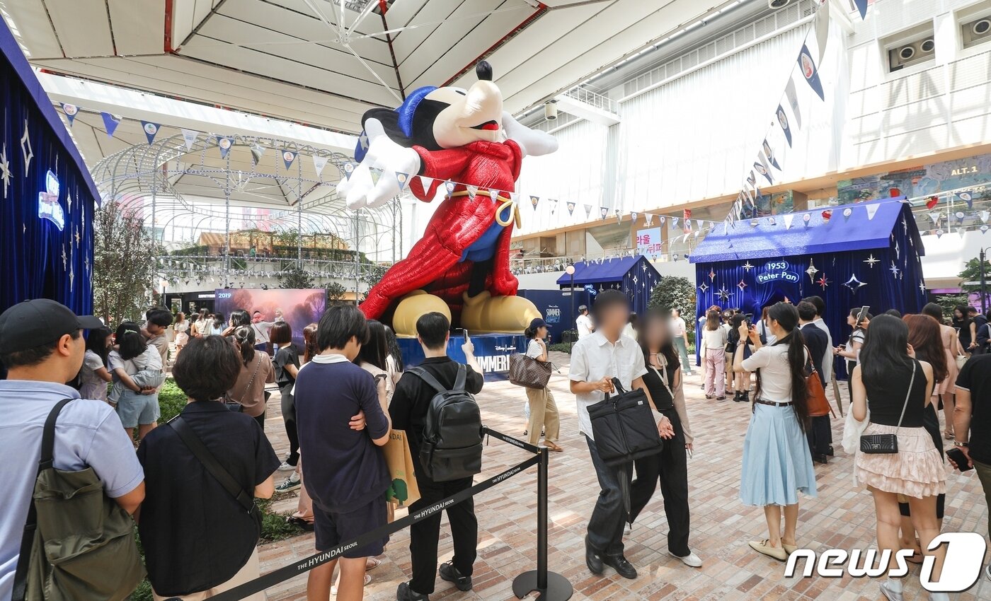 본문 이미지 - 북적이는 더현대 서울 디즈니 판타지 스튜디오(현대백화점 제공)