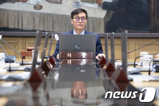 고민 많은 이창용 한국은행 총재