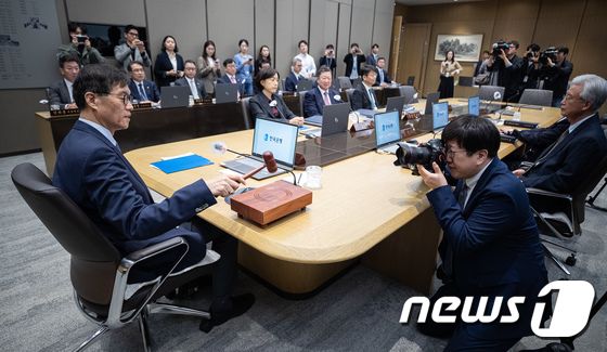 금통위 의사봉 두드리는 이창용 한국은행 총재