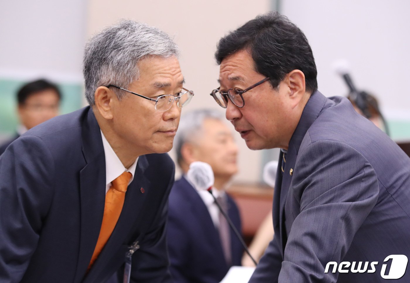 본문 이미지 - 김동철 한국전력공사 사장(왼쪽)과 김한정 더불어민주당 간사가 19일 서울 여의도 국회에서 열린 산업통상자원중소벤처기업위원회의 한국전력공사, 한국수력원자력, 한국전력거래소 등에 대한 국정감사에서 이야기를 나누고 있다. 2023.10.19/뉴스1 ⓒ News1 임세영 기자