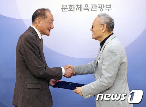 유인촌 장관, 한국언론진흥재단 이사장 임명장 수여