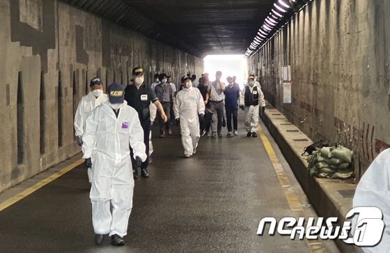 국립과학수사연구원 관계자들이 부산시 동구 초량 제1지하차도를 현장 감식하고 있다. 2020.7.30/뉴스1 ⓒ News1 노경민 기자 