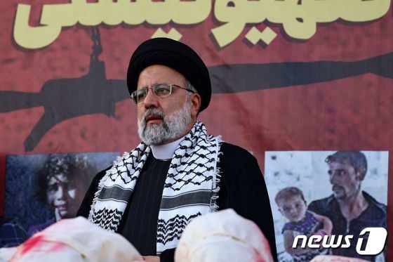 에브라힘 라이시 이란 대통령이 18일(현지시각) 테헤란의 혁명 광장에서 열린 반이스라엘 집회에 참석해 희생 당한 팔레스타인 어린이들을 상징하는 더미를 놓고 연설을 하고 있다. 2023.10.19 © AFP=뉴스1 © News1 우동명 기자