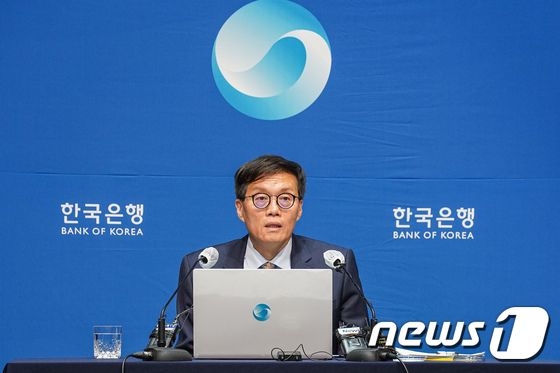 금리 동결 이유 밝히는 이창용 한국은행 총재