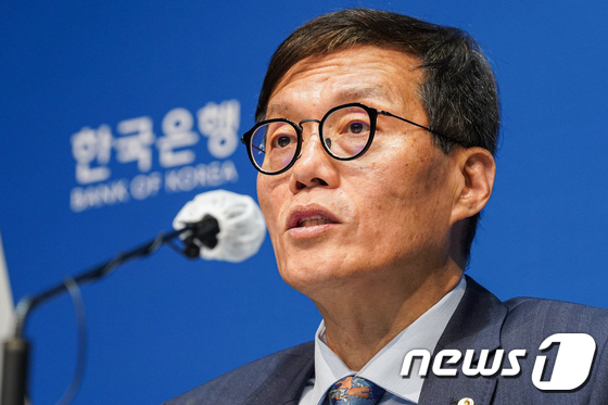 '긴축 기조 유지' 밝히는 이창용 한국은행 총재