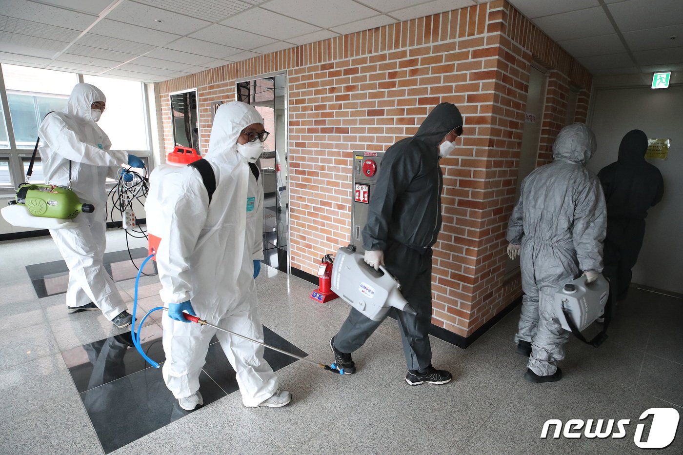 본문 이미지 - 19일 오전 대구 달서구 계명대학교 성서캠퍼스 기숙사에서 방역업체 관계자와 기숙사 관리직원들이 빈대(베드버그·bedbug) 박멸을 위해 기숙사 곳곳을 소독하고 있다. 2023.10.19/뉴스1 ⓒ News1 공정식 기자