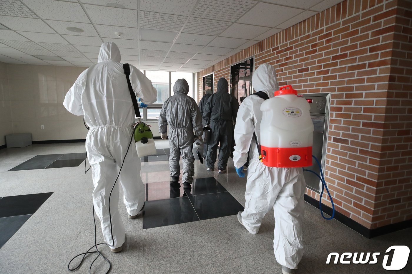 본문 이미지 - 19일 오전 대구 달서구 계명대학교 성서캠퍼스 기숙사에서 방역업체 관계자와 기숙사 관리직원들이 빈대(베드버그·bedbug) 박멸을 위해 기숙사 곳곳을 소독하고 있다. 2023.10.19/뉴스1 ⓒ News1 공정식 기자