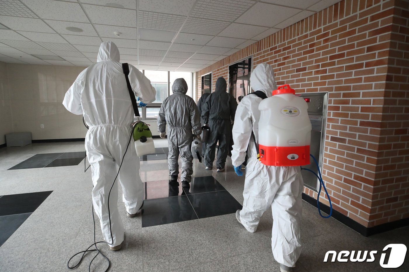 19일 오전 대구 달서구 계명대학교 성서캠퍼스 기숙사에서 방역업체 관계자와 기숙사 관리직원들이 빈대&#40;베드버그·bedbug&#41; 박멸을 위해 기숙사 곳곳을 소독하고 있다. 2023.10.19/뉴스1 ⓒ News1 공정식 기자