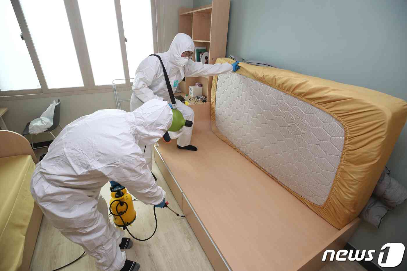 19일 오전 대구 달서구 계명대학교 성서캠퍼스 기숙사에서 방역업체 관계자와 기숙사 관리직원들이 빈대(베드버그·bedbug) 박멸을 위해 기숙사 내부를 소독하고 있다. 2023.10.19/뉴스1 © News1 공정식 기자
