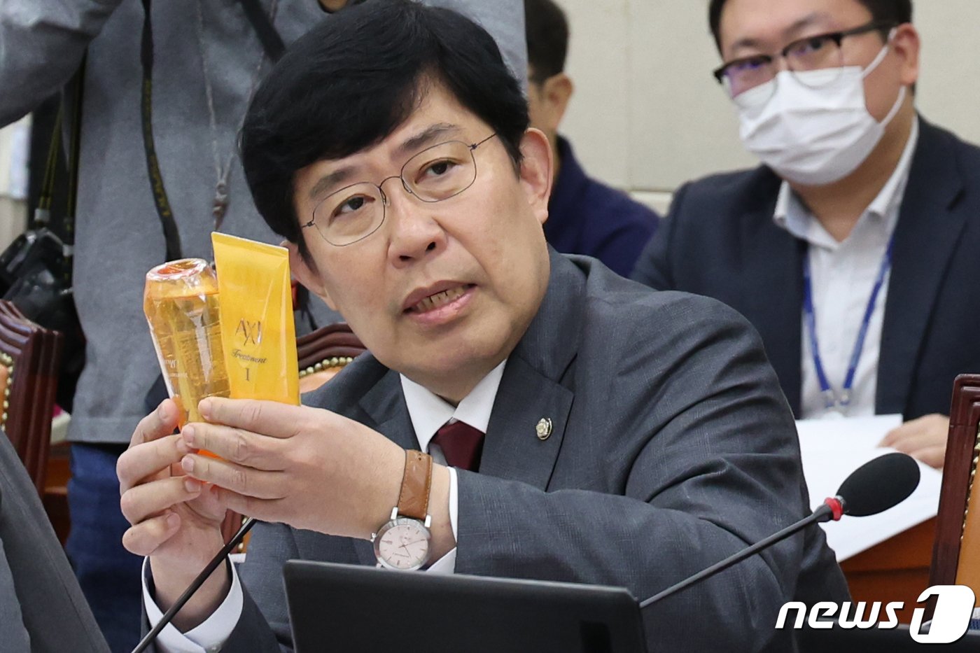 본문 이미지 - 윤창현 국민의힘 의원이 19일 서울 여의도 국회에서 열린 정무위원회의 국민권익위원회·개인정보위원회에 대한 국정감사에서 이재명 더불어민주당 대표가 과거에 구매했다는 일본제 샴푸와 트리트먼트를 들고 김홍일 국민권익위원회 위원장에게 '이 대표 법카 의혹'을 질의하고 있다. 2023.10.19/뉴스1 ⓒ News1 황기선 기자