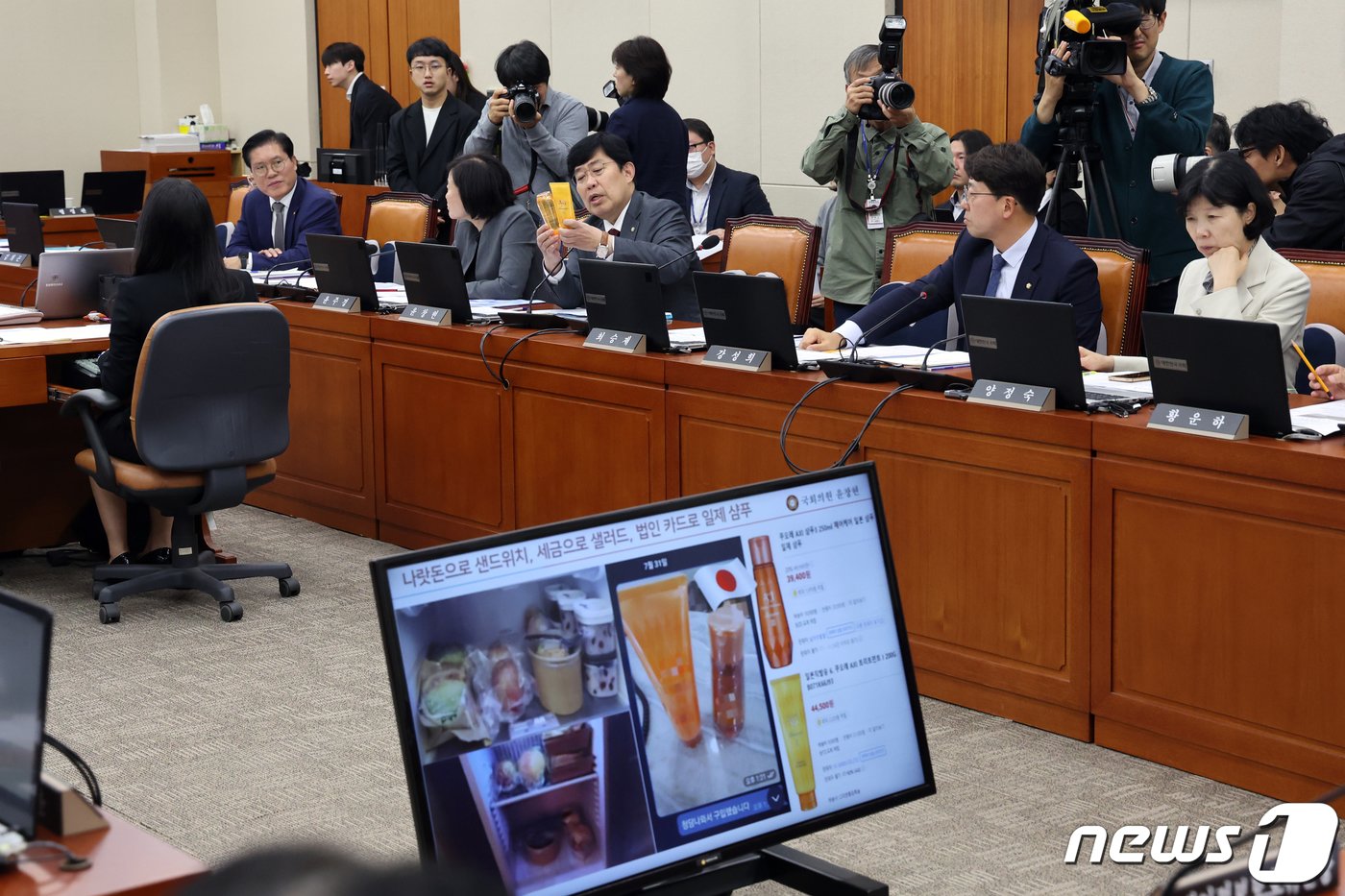 본문 이미지 - 윤창현 국민의힘 의원이 19일 서울 여의도 국회에서 열린 정무위원회의 국민권익위원회·개인정보위원회에 대한 국정감사에서 이재명 더불어민주당 대표가 과거에 구매했다는 일본제 샴푸와 트리트먼트를 들고 김홍일 국민권익위원회 위원장에게 &#39;이 대표 법카 의혹&#39;을 질의하고 있다. 2023.10.19/뉴스1 ⓒ News1 황기선 기자