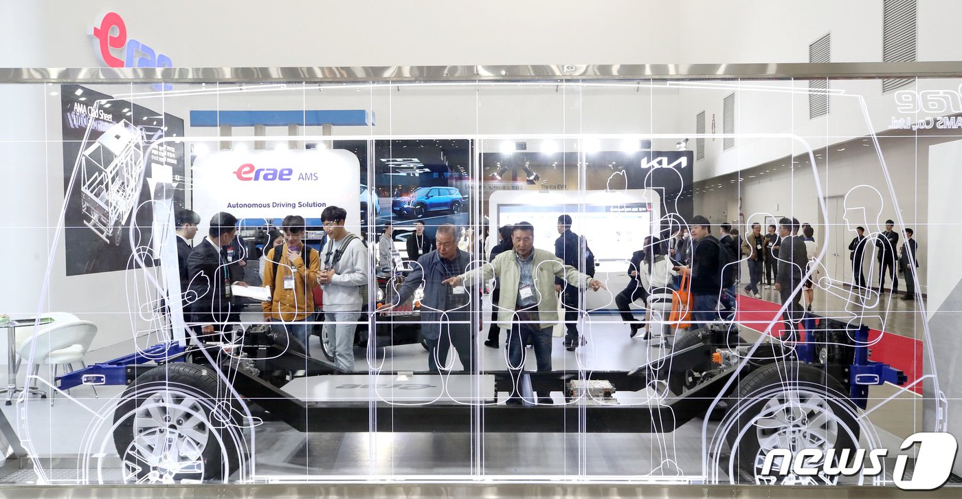 본문 이미지 - 19일 오전 대구 엑스코에서 개막한 '2023 대한민국 미래모빌리티 엑스포'를 찾은 관람객들이 15인승(12죄석) 형태로 개발된 자율주행 셔틀버스(전기차) 플랫폼을 살펴보고 있다. 2023.10.19/뉴스1 ⓒ News1 공정식 기자