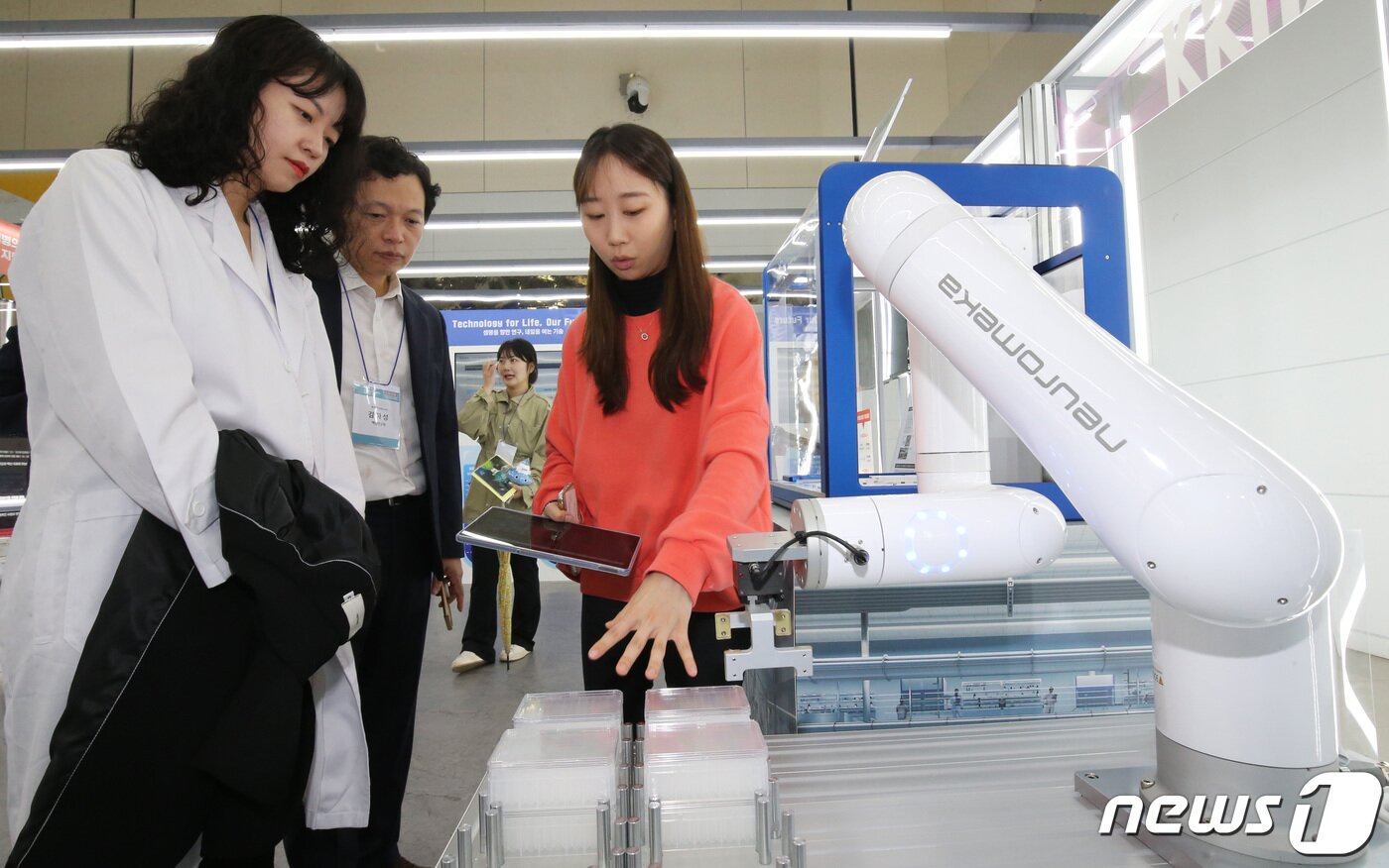 본문 이미지 - 한국생명공학연구원이 액체분주로봇을 시연하고 있다. 2023.10.19/뉴스1 ⓒ News1 김기태 기자