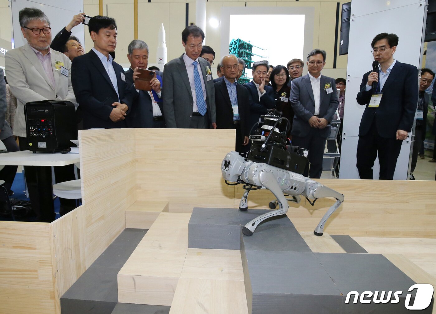 본문 이미지 - 한국과학기술원&#40;KAIST&#41;이 국제 자율보행 로봇대회에서 우승한 드림워커를 시연하고 있다. 2023.10.19/뉴스1 ⓒ News1 김기태 기자