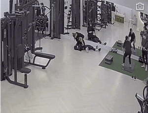 본문 이미지 - 헬스장에서 여성 트레이너와 회원간 몸싸움을 벌이는 영상이 확산되고 있다. 온라인 커뮤니티 갈무리