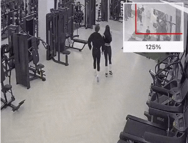 본문 이미지 - 헬스장에서 여성 트레이너와 회원간 몸싸움을 벌이는 영상이 확산되고 있다. 온라인 커뮤니티 갈무리