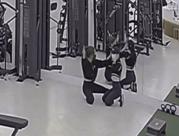 본문 이미지 - 헬스장에서 여성 트레이너와 회원간 몸싸움을 벌이는 영상이 확산되고 있다. 온라인 커뮤니티 갈무리