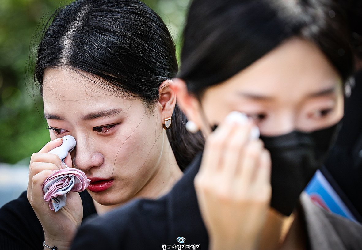 2일 서울 여의도 국회의사당 앞에서 열린 서이초 교사 추모 및 입법촉구 7차 교사 집회에서 서이초 교사의 대학원 동기들이 추모영상을 보며 눈시울을 붉히고 있다. 2023.9.2/뉴스1 허경 기자