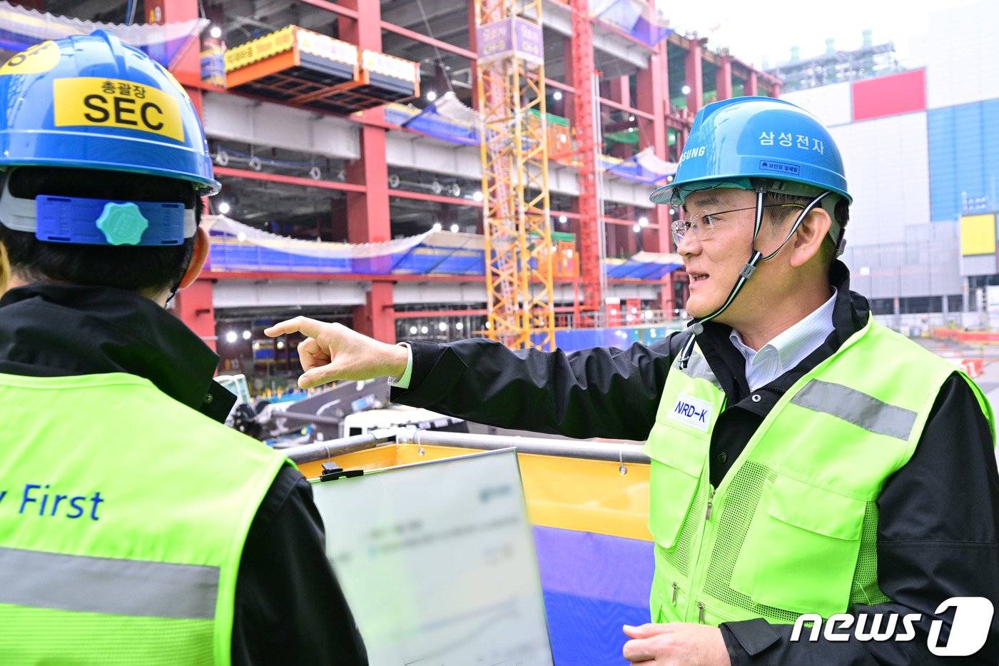 본문 이미지 - 이재용 삼성전자 회장이 19일 경기도 삼성전자 기흥캠퍼스를 찾아 차세대 반도체 R&D 단지 건설 현장을 점검하고 있다. (삼성전자 제공) 2023.10.19/뉴스1